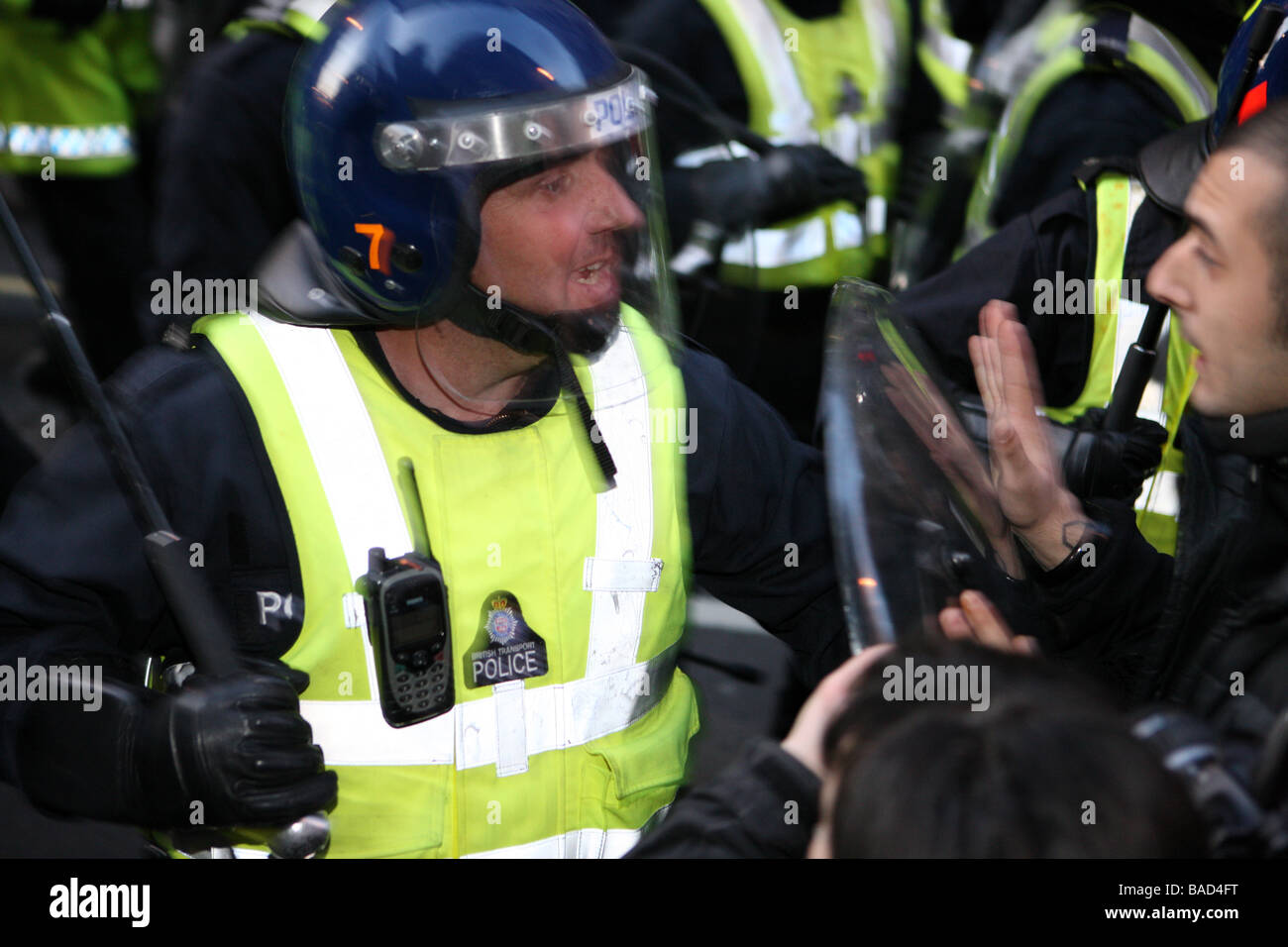 Poliziotto hits protester durante il G20 sommosse del Cornhill Foto Stock