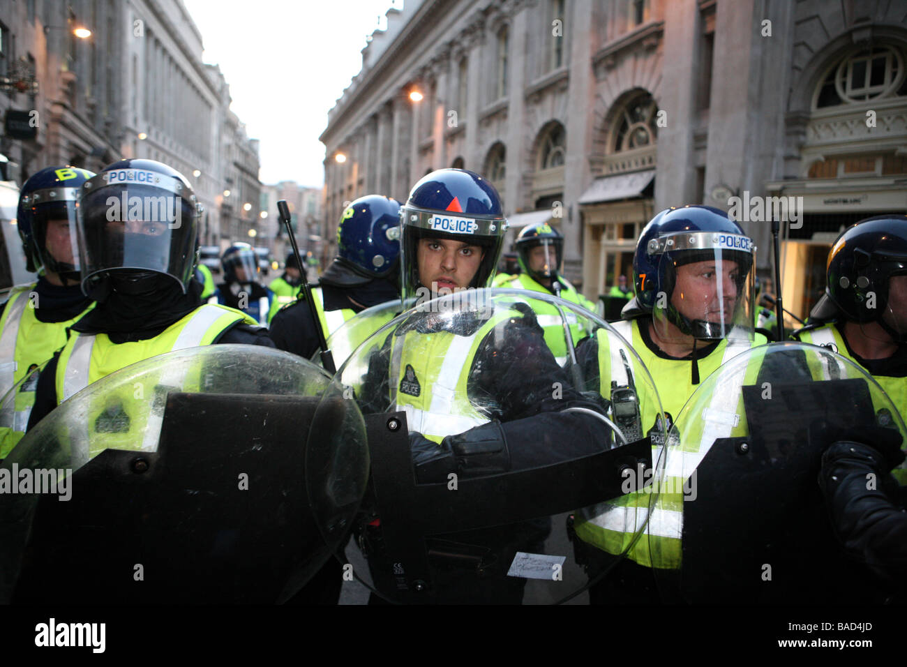 Poliziotto avanza con baton disegnati su Cornhill durante il G20 proteste Foto Stock