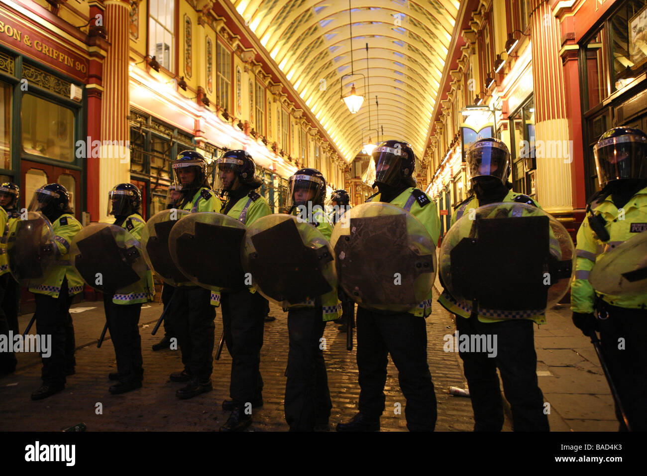 Polizia di guardia mercato Leadenhall durante il G20 proteste Foto Stock
