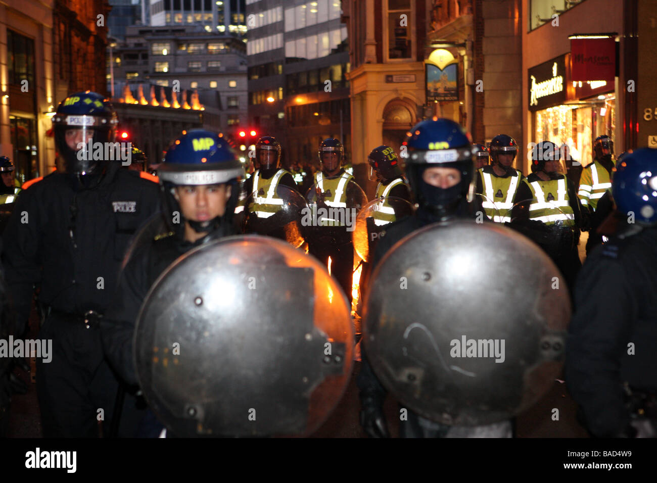 La polizia antisommossa in linea g20 sommosse con fuoco in background Foto Stock