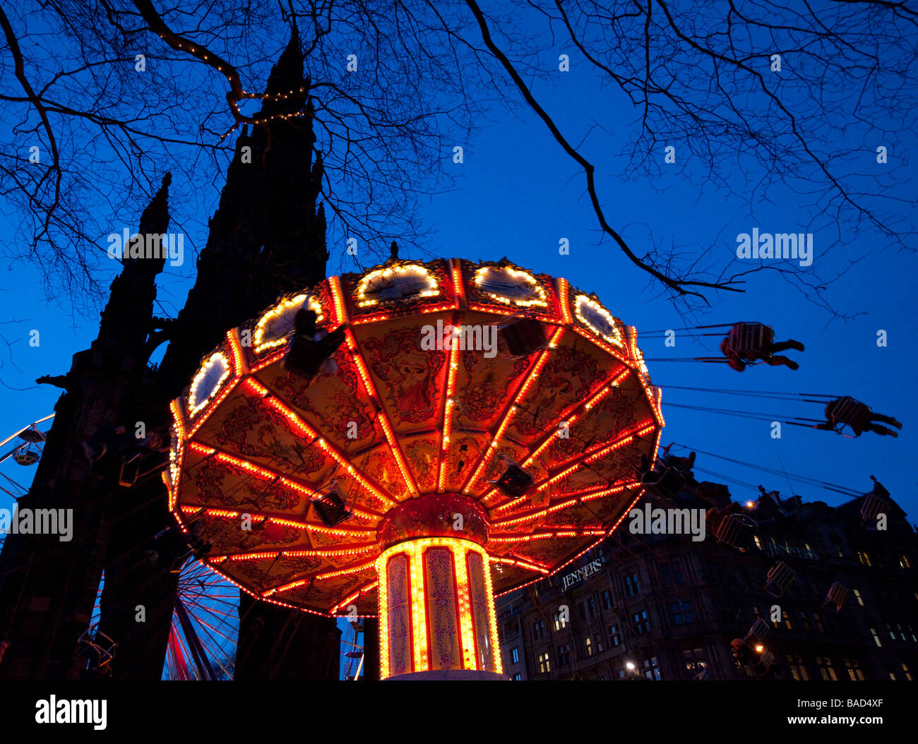 Edinburgh dicembre città di notte la fiera di Natale in Princes Street Gardens sedi battenti Foto Stock