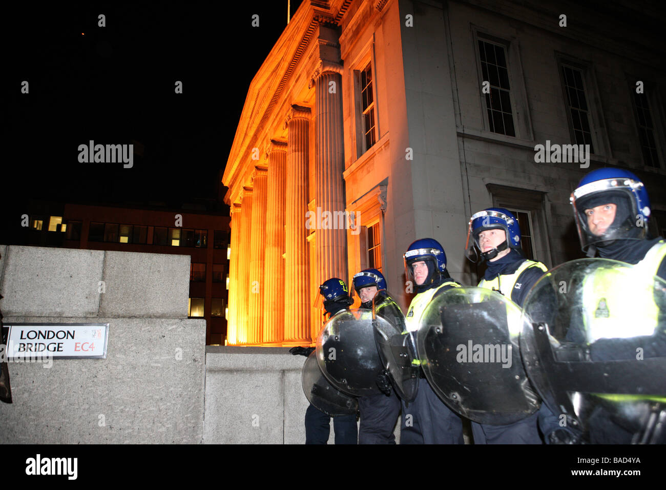 Polizia vicino al London Bridge a g20 sommosse Foto Stock