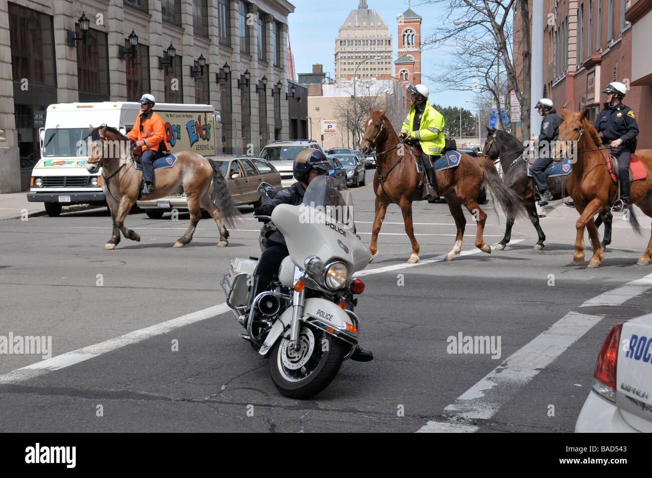 Applicazione della legge con la polizia montata. Rochester, NY USA. Foto Stock
