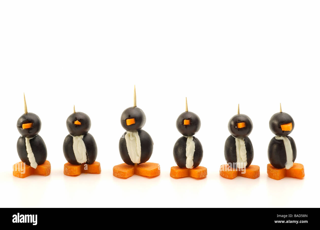 I pinguini fatta di olive, crema di formaggio e carote; Antipasti Foto Stock