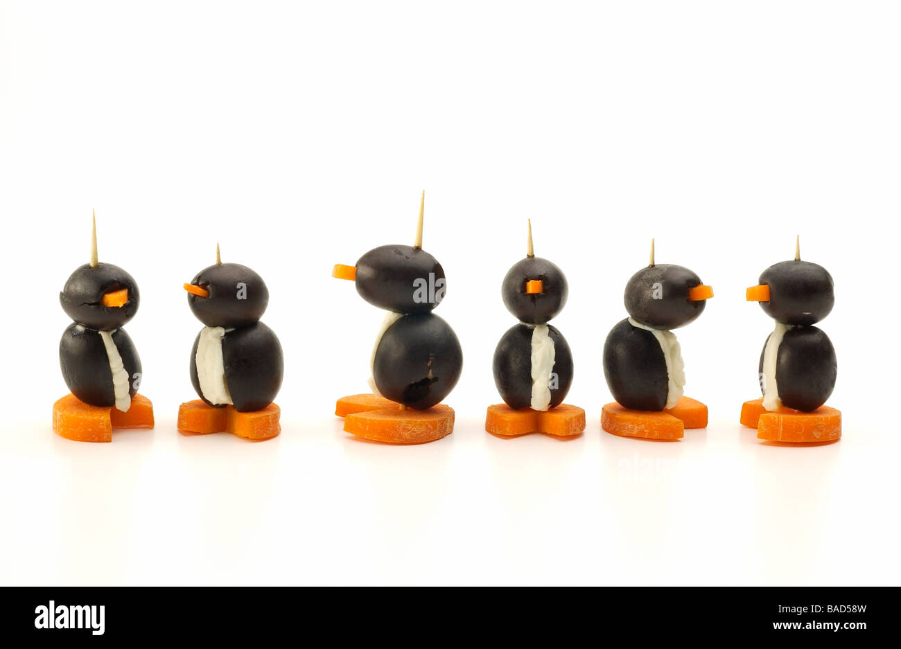 I pinguini fatta di olive, crema di formaggio e carote; Antipasti Foto Stock