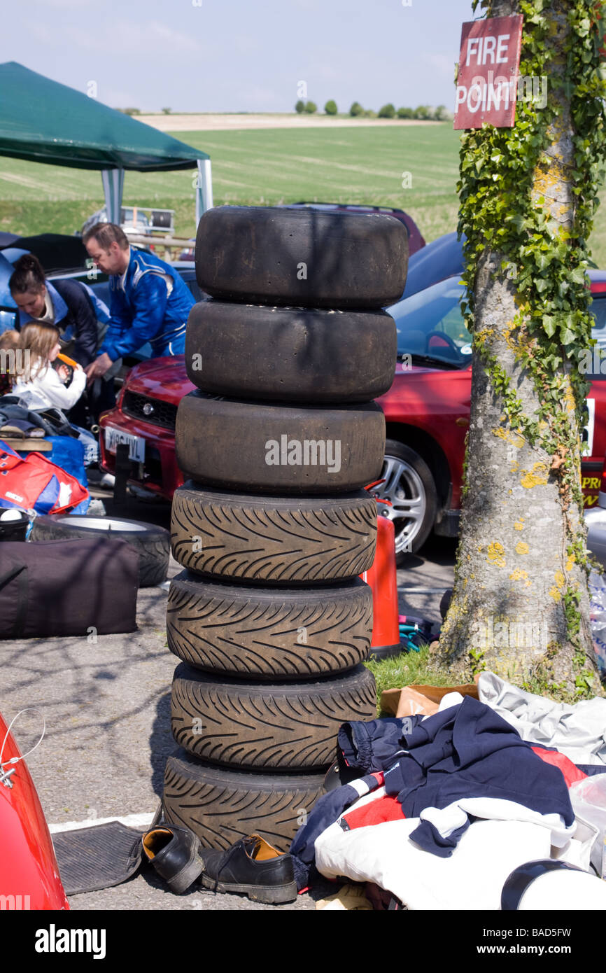 Pila di pneumatici da competizione in box a hill climb Foto Stock