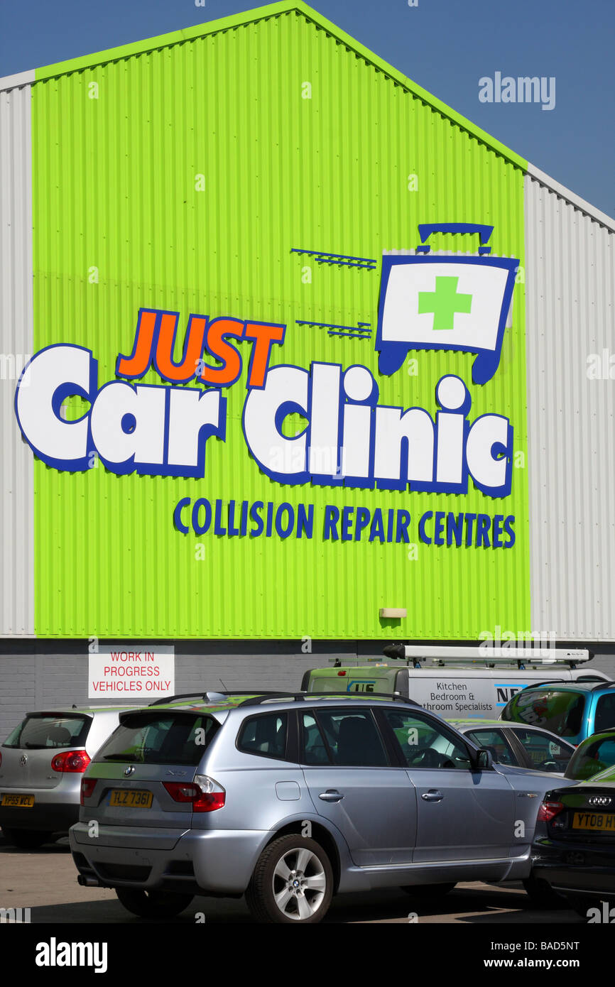 Solo in auto Clinic collisione centro di riparazione in una città del Regno Unito. Foto Stock