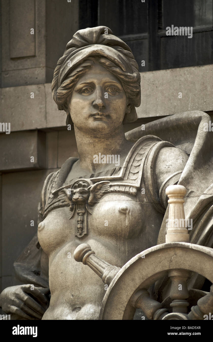 Statua di 'navigazione' in stile Beaux Arts sulla facciata ovest di dieci Trinity Square, Tower Hill, Londra Foto Stock