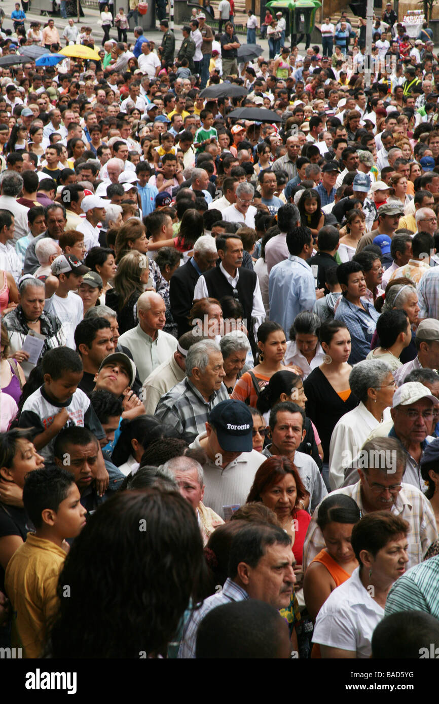 La folla processo attraverso le strade di Medellin per celebrare il Venerdì Santo, Colombia Foto Stock