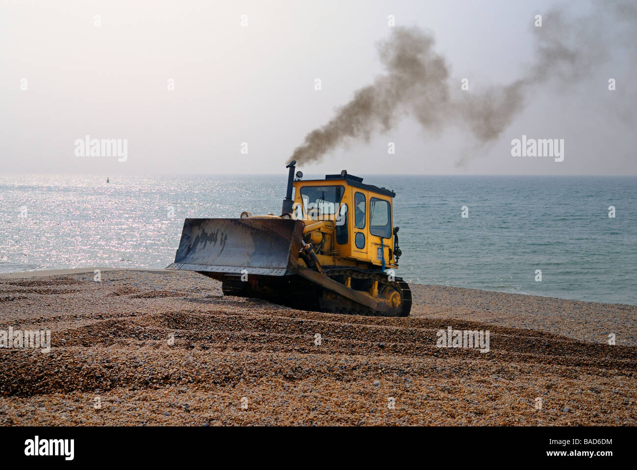 Rafforzare le difese di mare sulla spiaggia di Brighton Foto Stock
