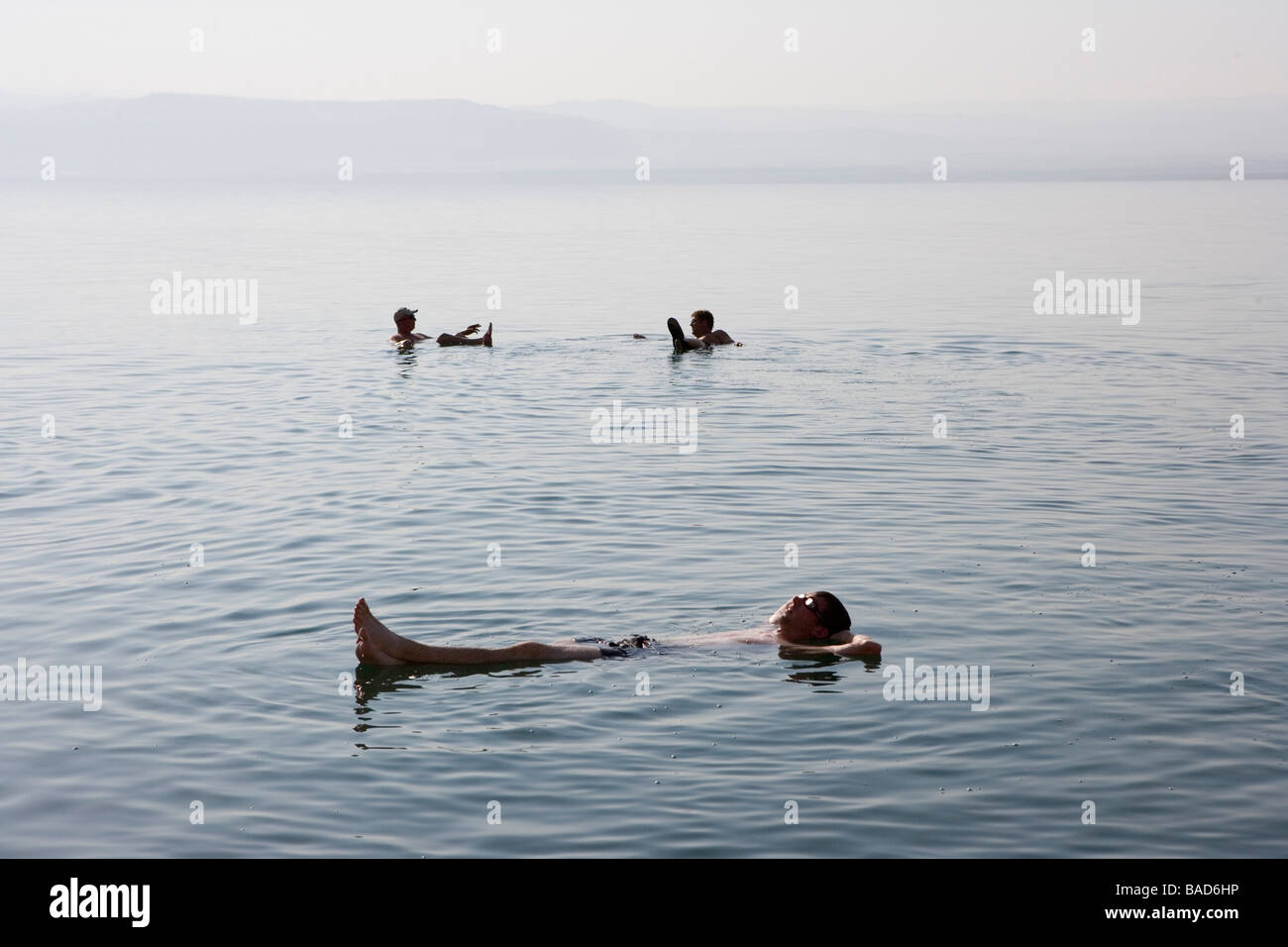 I turisti nel Mar Morto, il Marriott Dead Sea Resort, Giordania Foto Stock