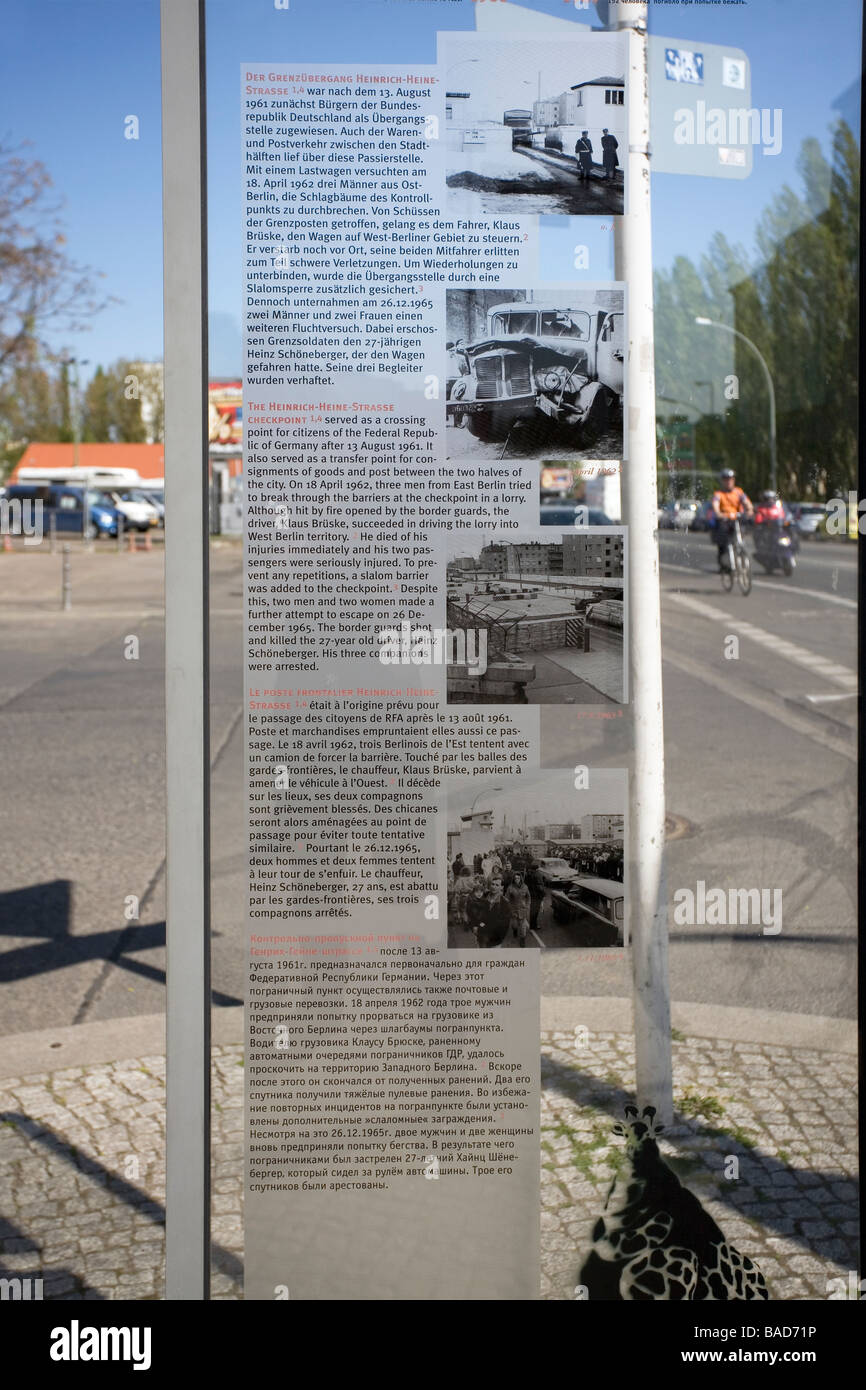 Scheda di informazioni a ex Prinzenstrasse border crossing, Berlino, Germania Foto Stock