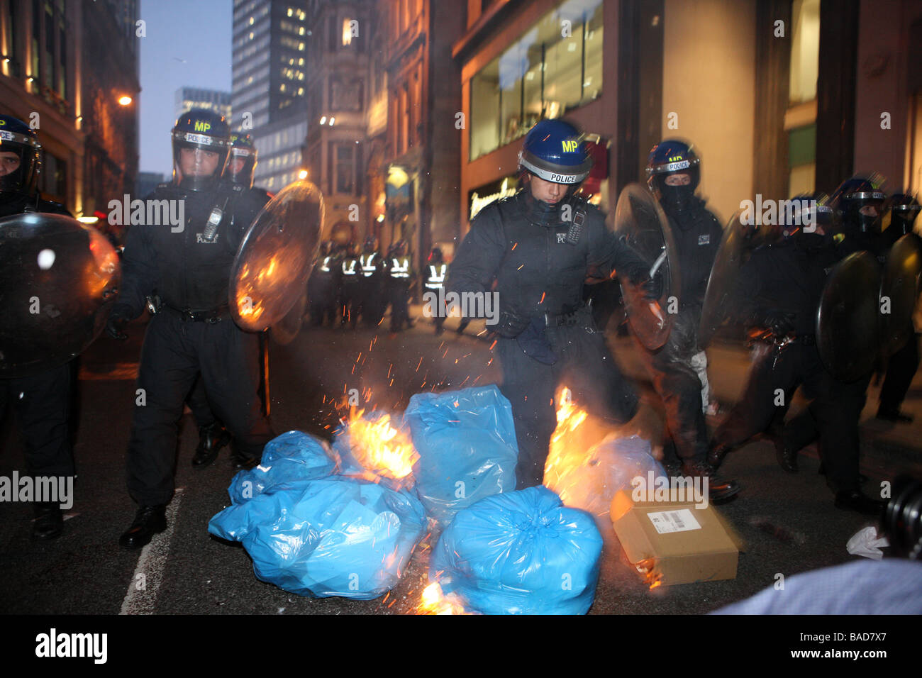 La polizia antisommossa salto nel corso di un incendio durante il G20 proteste Foto Stock