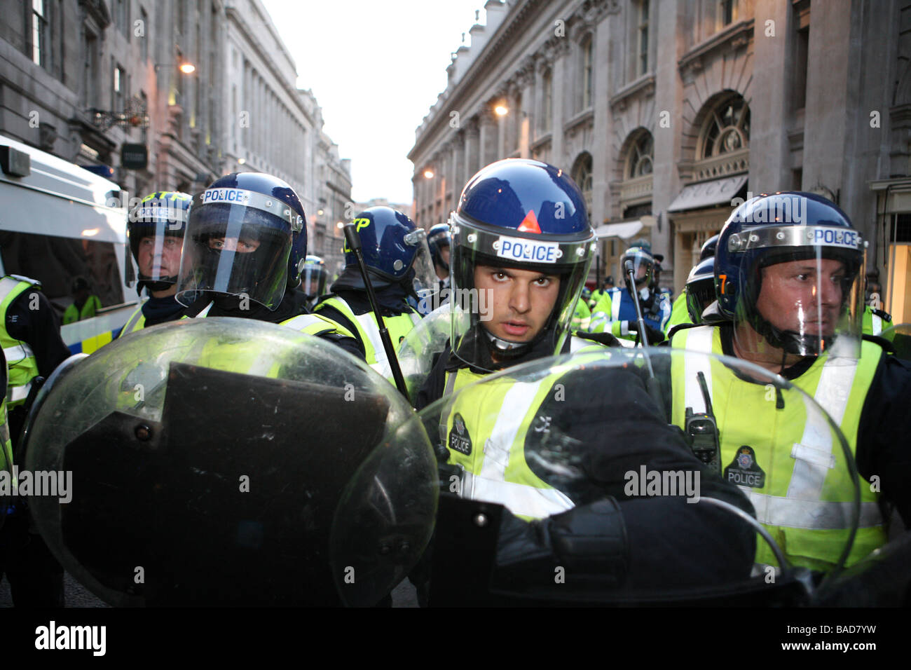 Poliziotto avanza con baton disegnati su Cornhill durante il G20 proteste protesta Foto Stock
