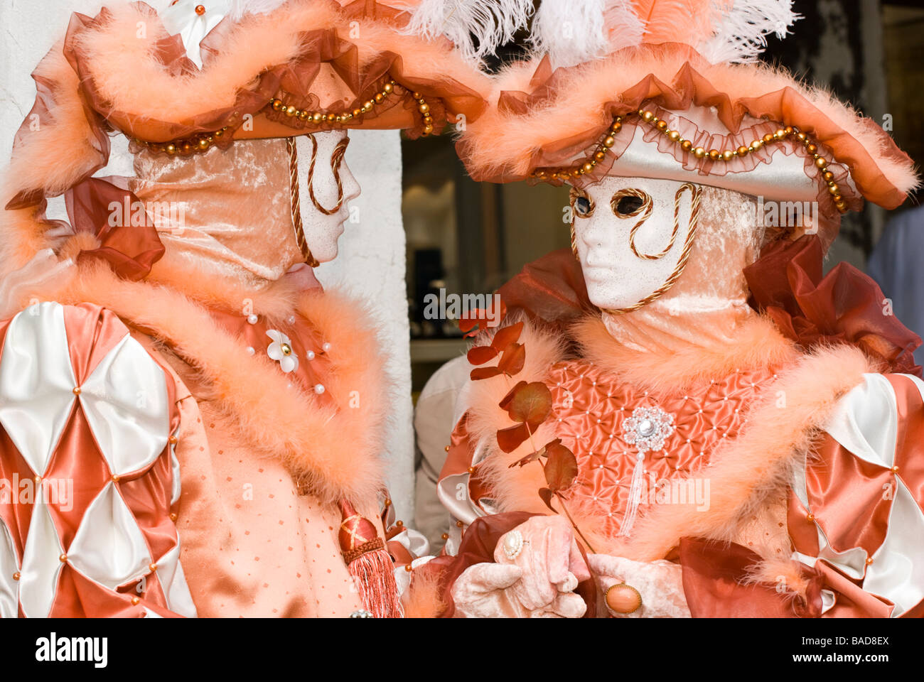 Paio di carnevale di Venezia camuffare con colore arancio Foto Stock