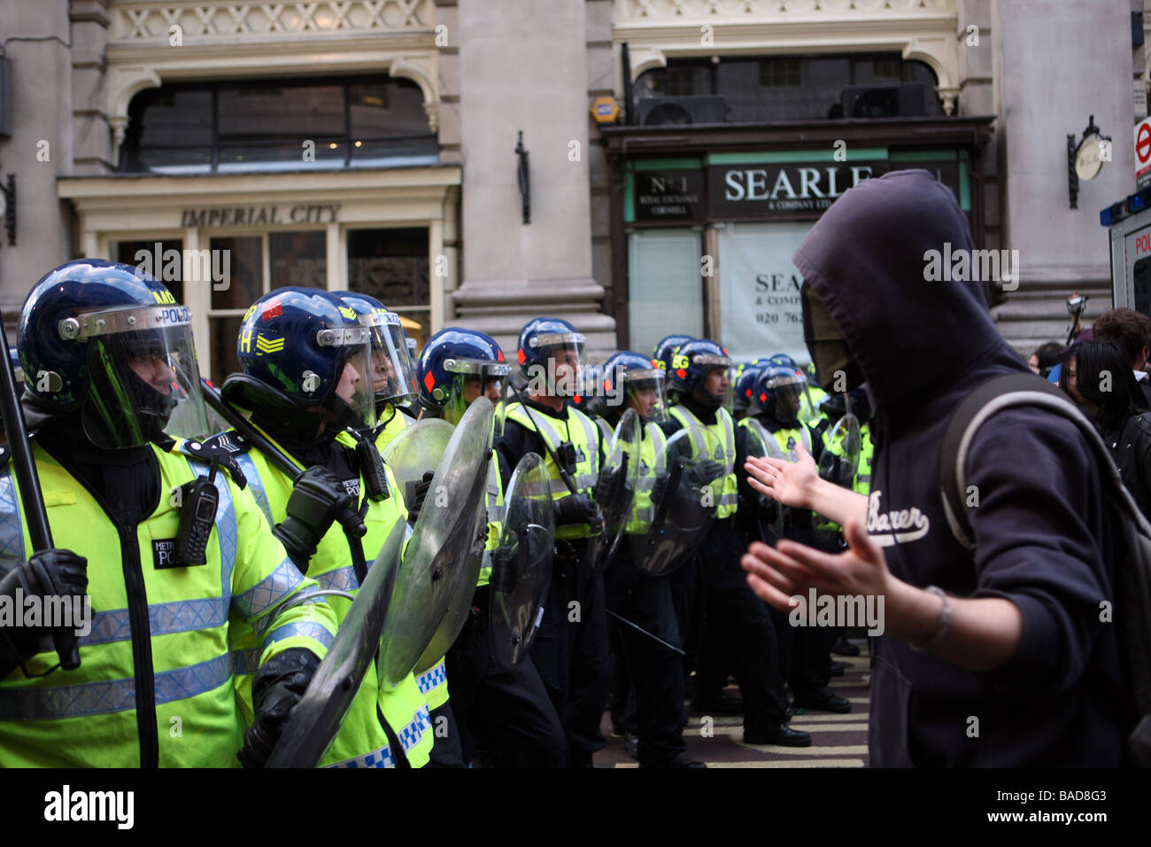 Manifestante mascherato piazze fino alla linea di polizia su Cornhill durante il G20 proteste. Foto Stock