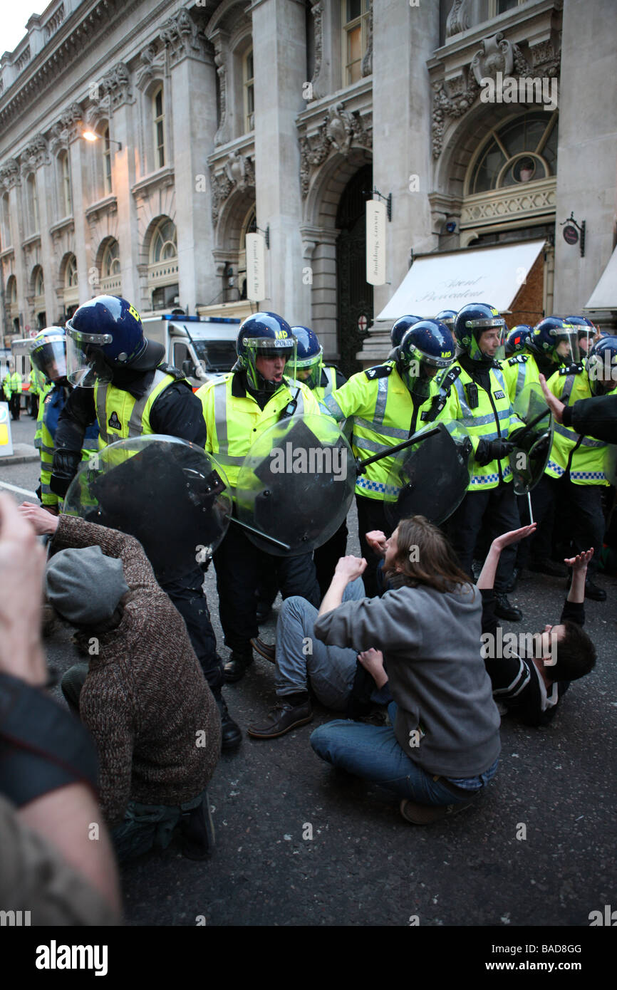Polizia carica manifestanti come si siedono su Cornhill durante il G20 proteste. Foto Stock