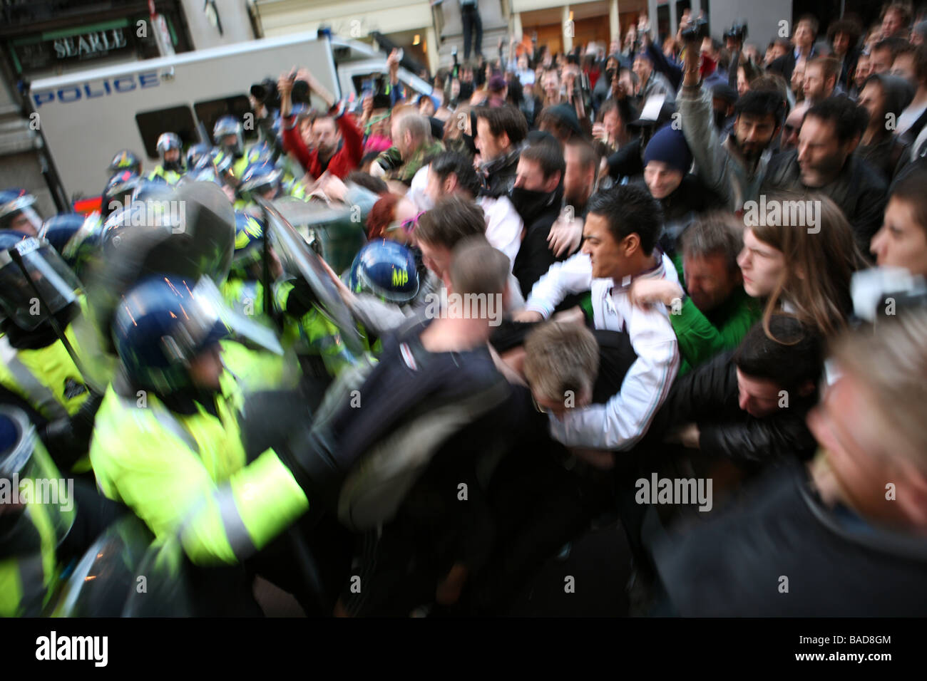 Rivoltosi si scontrano con la polizia sulla linea Cornhill durante il G20 proteste. Foto Stock