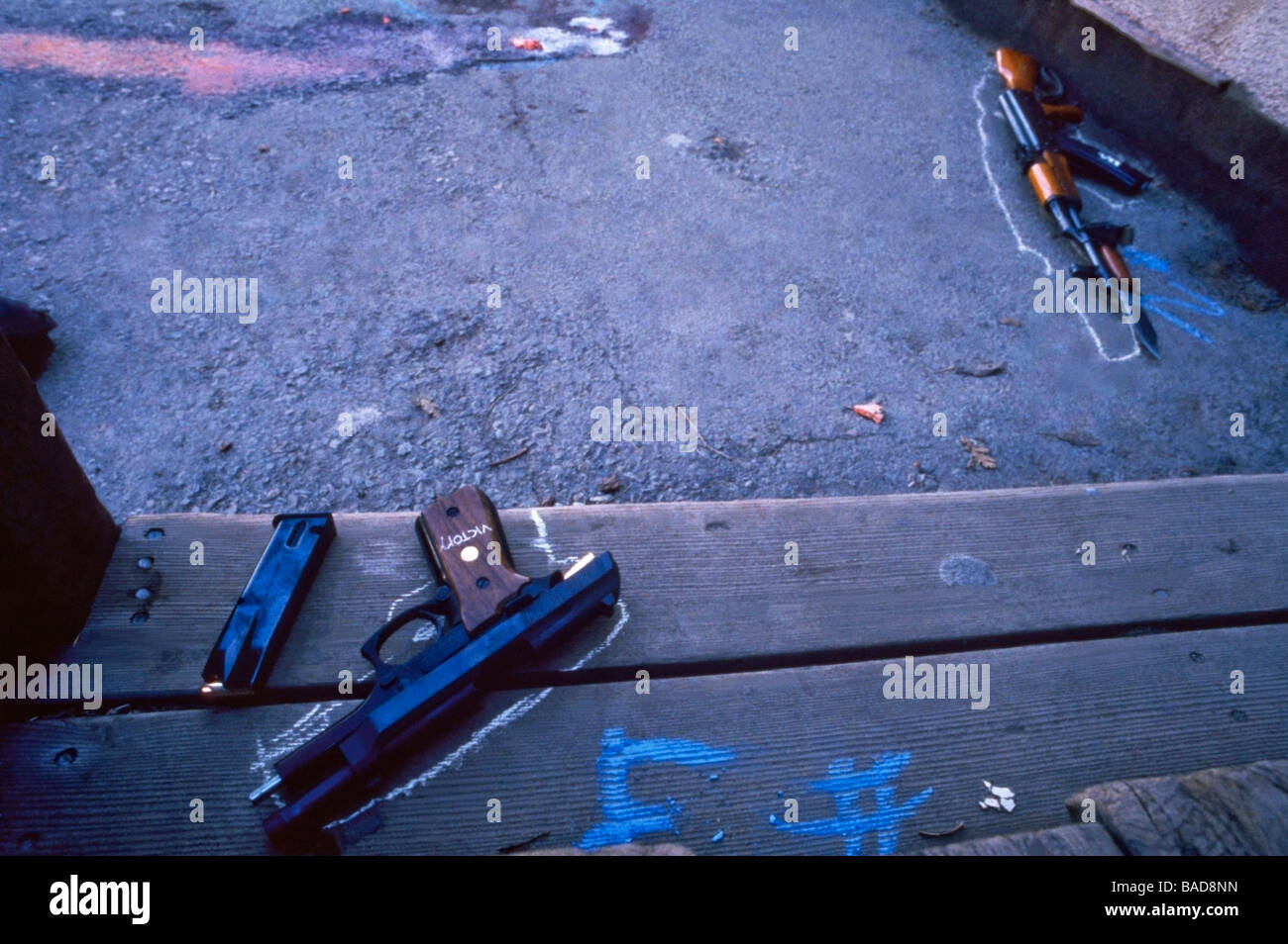 Un 9mm pistola e un Ak-47 utilizzato da un bandito per uccidere 5 e avvolto 29 gli studenti della scuola elementare in Stockton, CA. Foto Stock