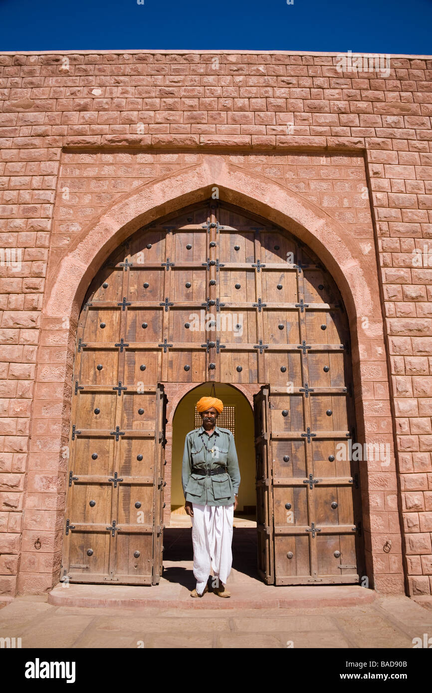 Uomo in piedi in una porta a Osian Camel Camp, Osian, Rajasthan, India Foto Stock