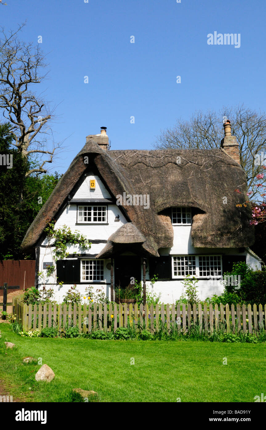 Cottage con il tetto di paglia a Houghton Cambridgeshire England Regno Unito Foto Stock