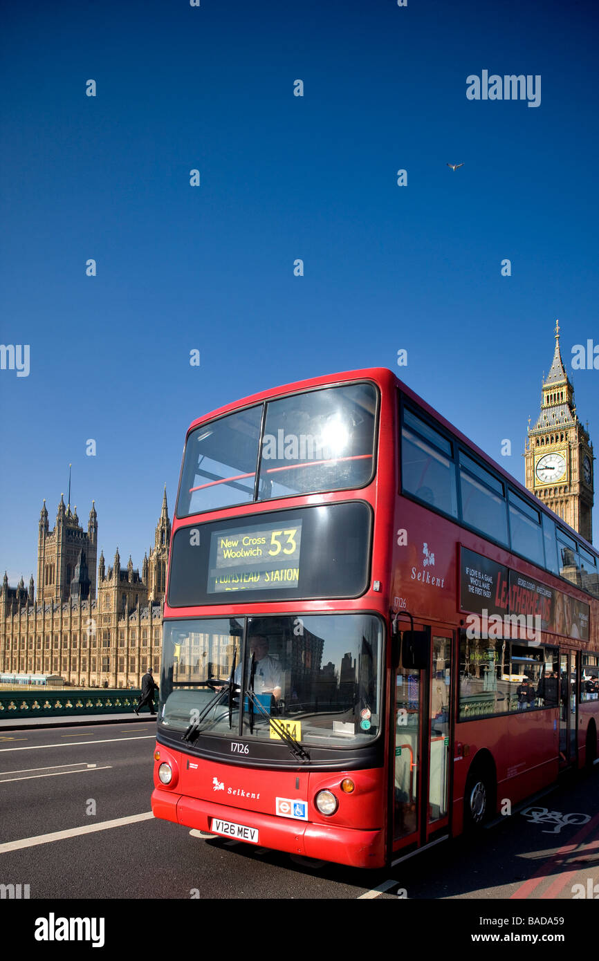Regno Unito, Londra, autobus di fronte al Big Ben e il Palazzo di Westminster Foto Stock