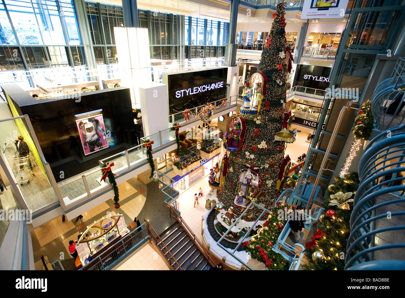 Canada, Provincia di Quebec, Montreal, la città sotterranea, Montreal fiducia shopping centre, albero di Natale decorato Foto Stock