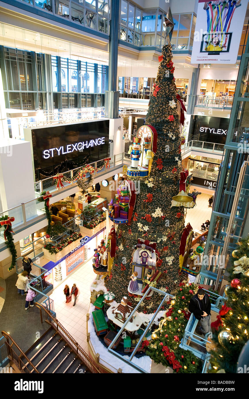 Canada, Provincia di Quebec, Montreal, la città sotterranea, Montreal fiducia shopping centre, albero di Natale decorato Foto Stock