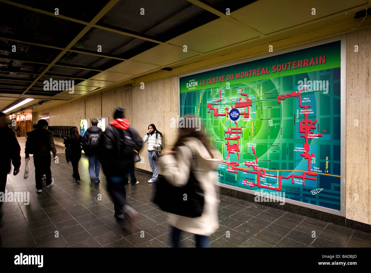 Canada, Provincia di Quebec, Montreal, corridoio della metropolitana e la fermata della metropolitana mappa della città Foto Stock