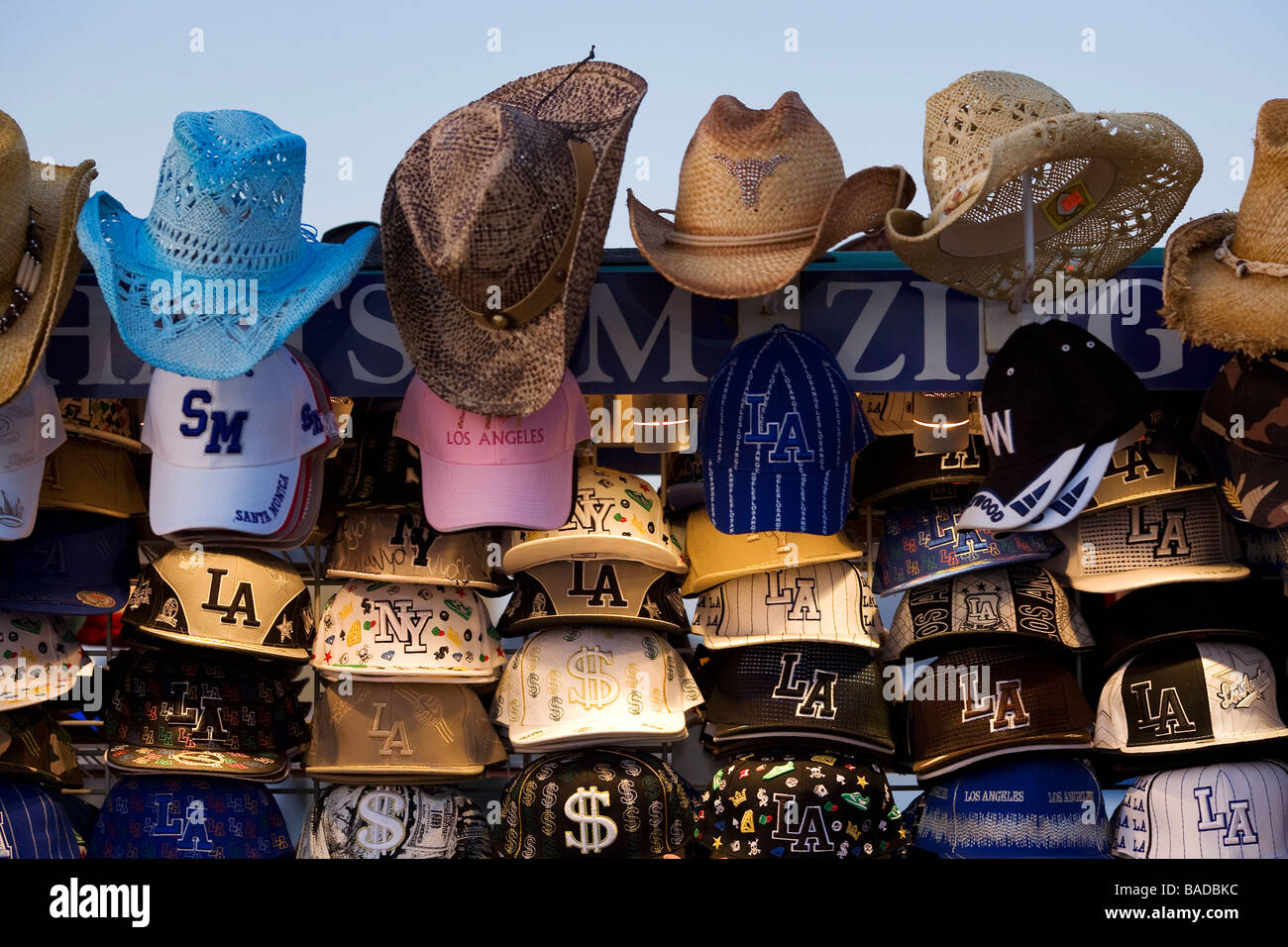 Gli Stati Uniti, California, Los Angeles, Santa Monica, outdoor vendita di  cappelli e berretti sul molo in legno (Los Angeles, Santa Foto stock - Alamy