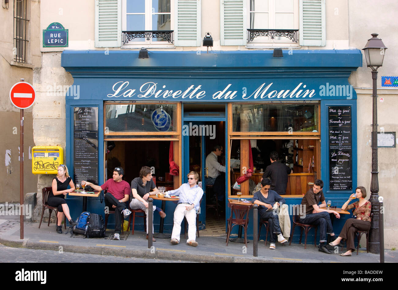 Francia, Parigi, la collina di Montmartre, Rue Lepic, La Dinette du Moulin cafe Foto Stock