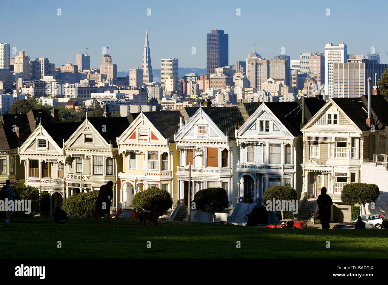 Gli Stati Uniti, California, San Francisco, il Victorians case di Alamo Square e il quartiere finanziario in background Foto Stock