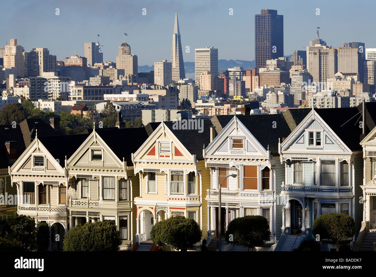 Gli Stati Uniti, California, San Francisco, il Victorians case di Alamo Square e il quartiere finanziario in background Foto Stock