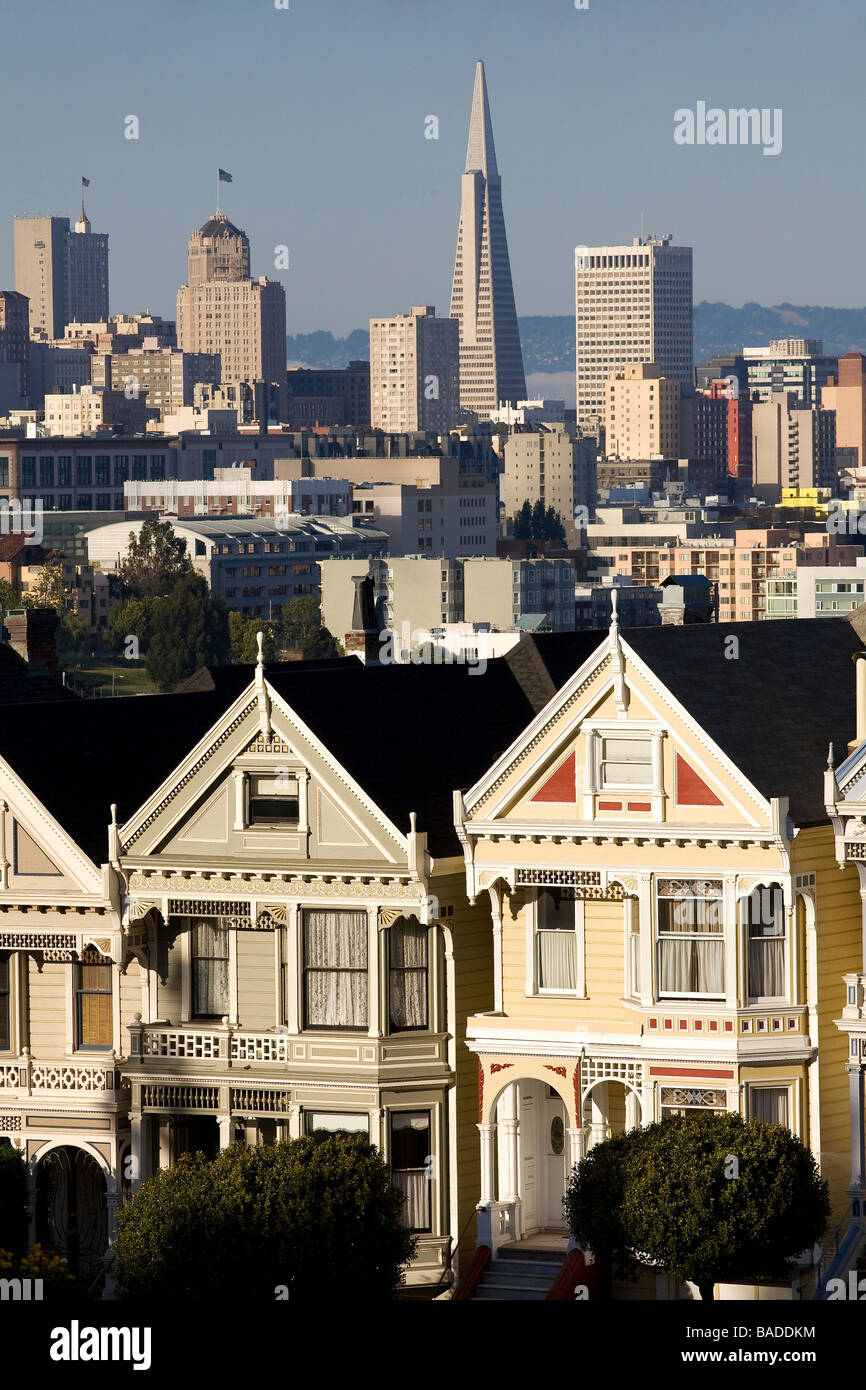 Gli Stati Uniti, California, San Francisco, il Victorians case di Alamo Square e il quartiere finanziario in background Foto Stock