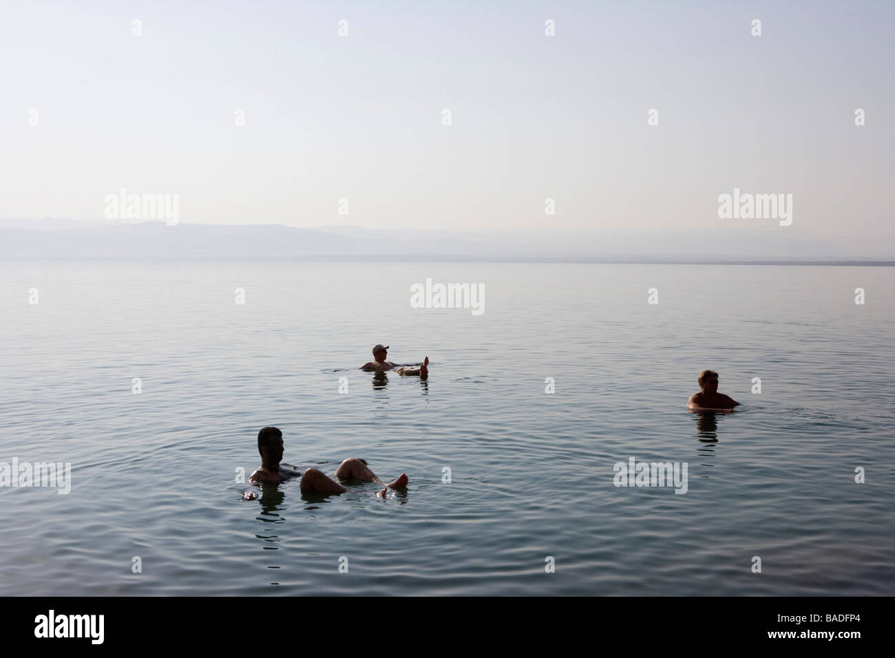 I turisti nel Mar Morto, il Marriott Dead Sea Resort, Giordania Foto Stock