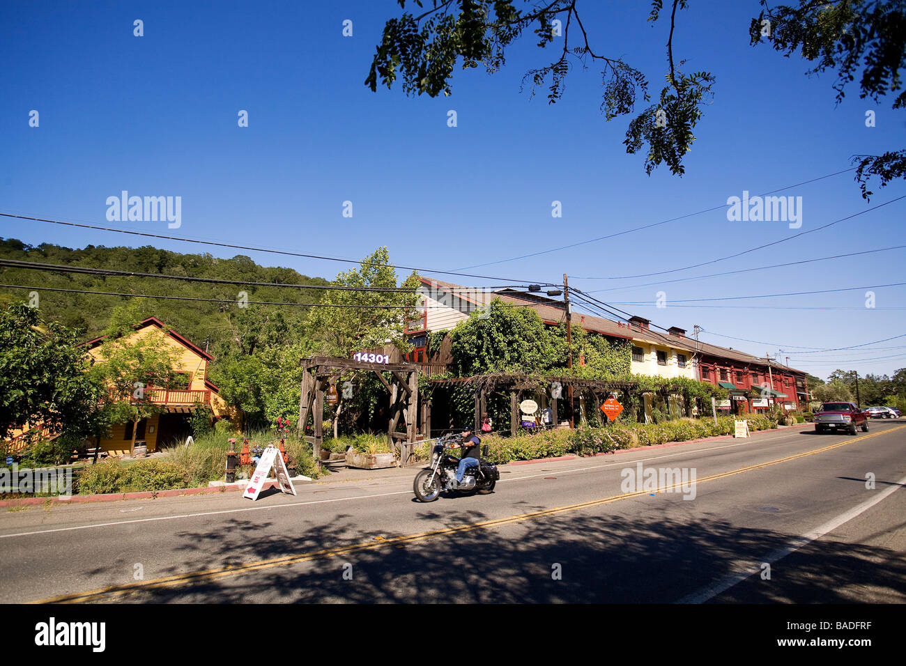 Gli Stati Uniti, California, Sonoma Valley, Glen Ellen, Jack London Village, negozi, biker Foto Stock