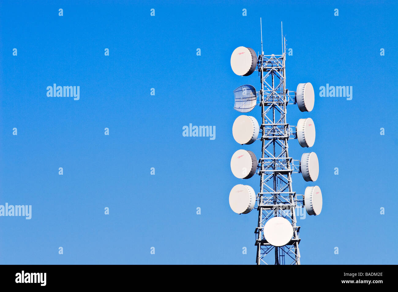 La tecnologia delle comunicazioni / trasmissione di microonde torre.Melbourne Victoria Australia. Foto Stock
