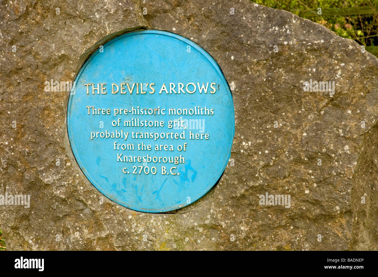 Primo piano di targa presso il sito delle frecce Devils Boroughbridge North Yorkshire Inghilterra Regno Unito GB Gran Bretagna Foto Stock