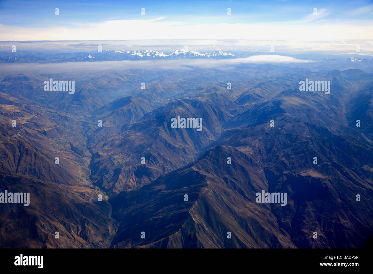 Ande peruviane montagne da un aereo da Lima a Cusco aeroporti Perù Sud America Foto Stock