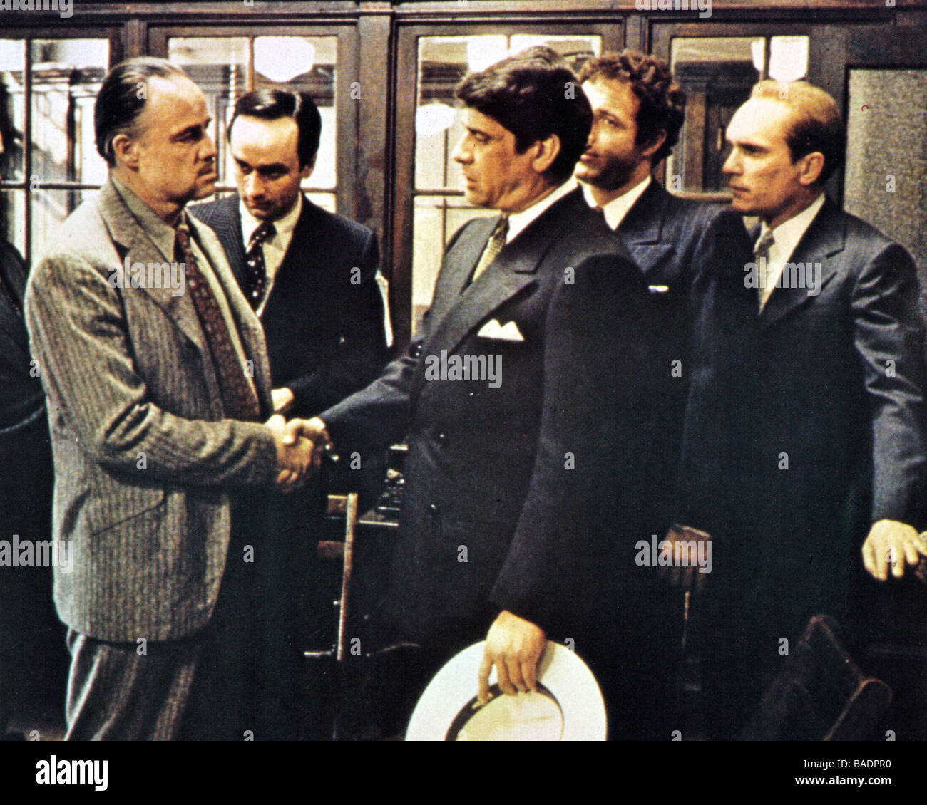 Il padrino 1972 Paramount film con Marlon Brando a sinistra stringe le mani con Al Pacino Foto Stock