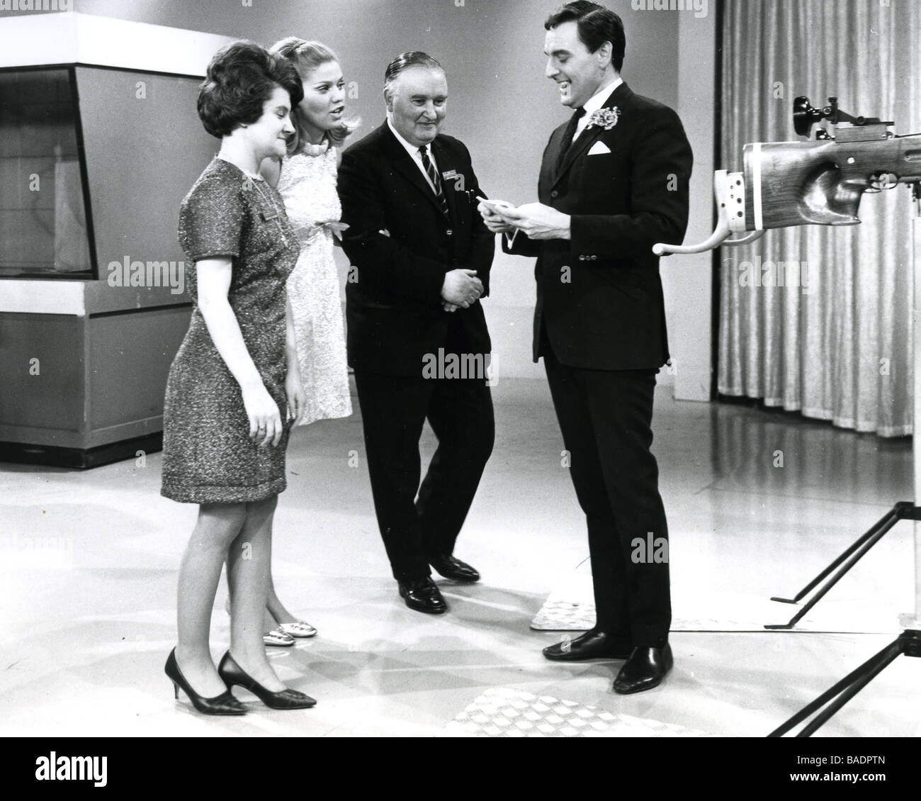 Il Golden Shot 1960S UK TV game show con il presentatore Bob Monkhouse a destra Foto Stock