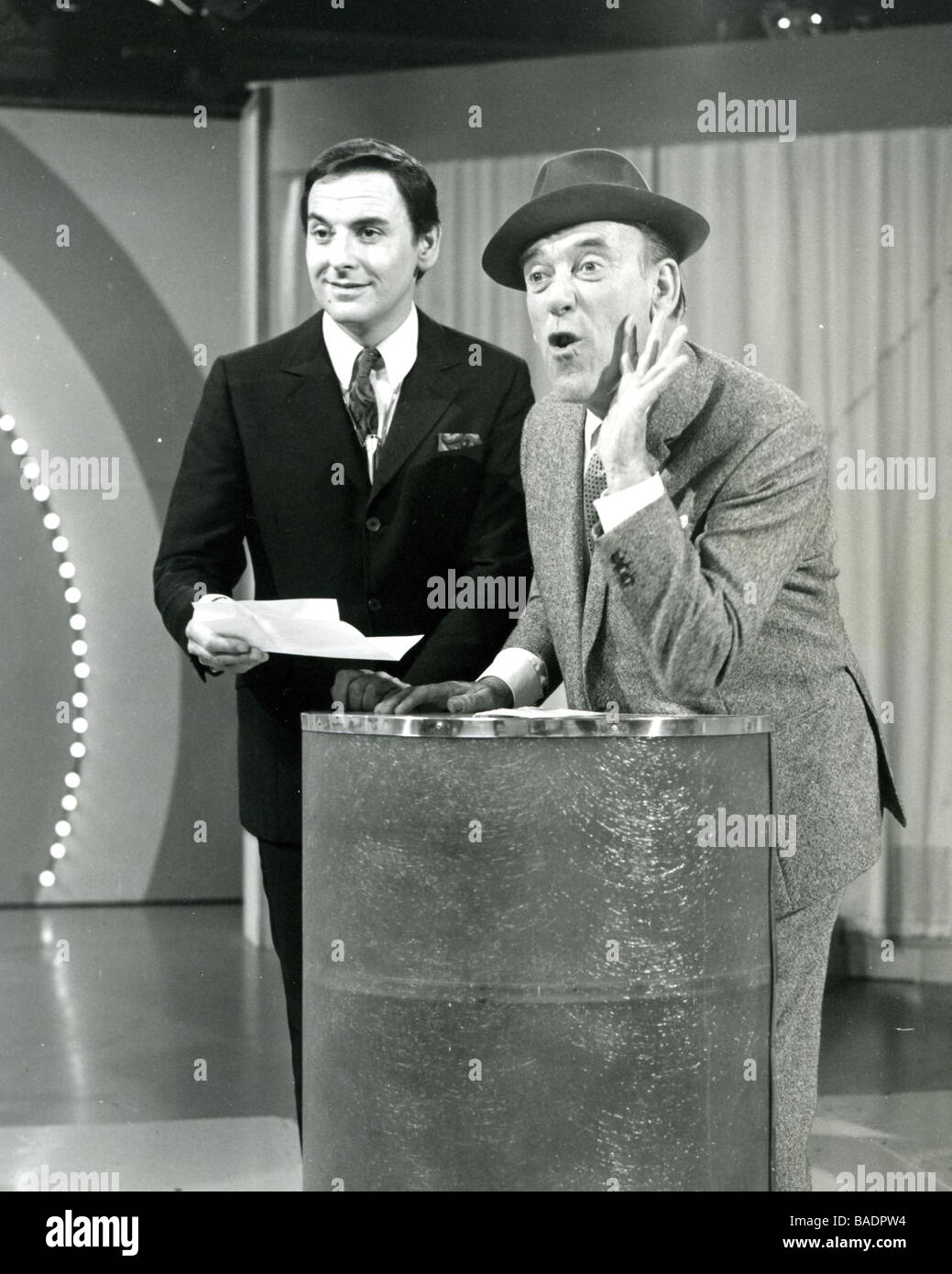 Il Golden Shot 1960S UK TV game show con il presentatore Bob Monkhouse a sinistra e il comico Tommy Trinder Foto Stock