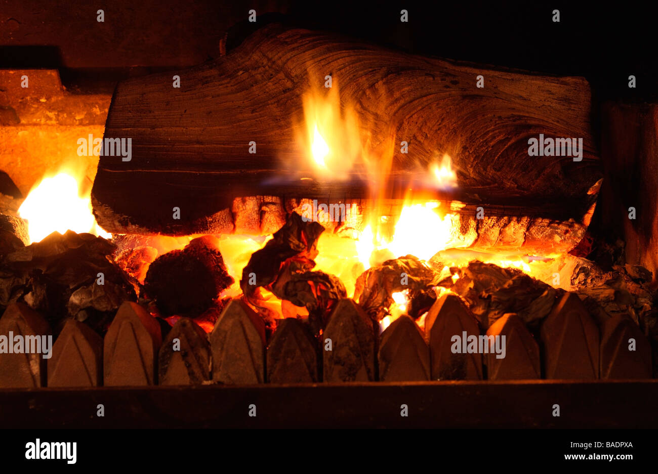 Fiamme in un fuoco di legno Foto Stock