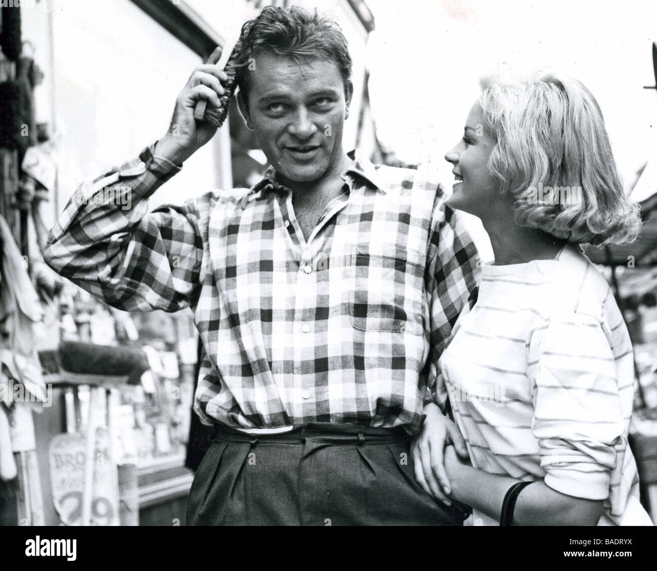 Guardare indietro con rabbia 1959 ABP film con Richard Burton e Maria Ure durante una pausa nelle riprese Foto Stock