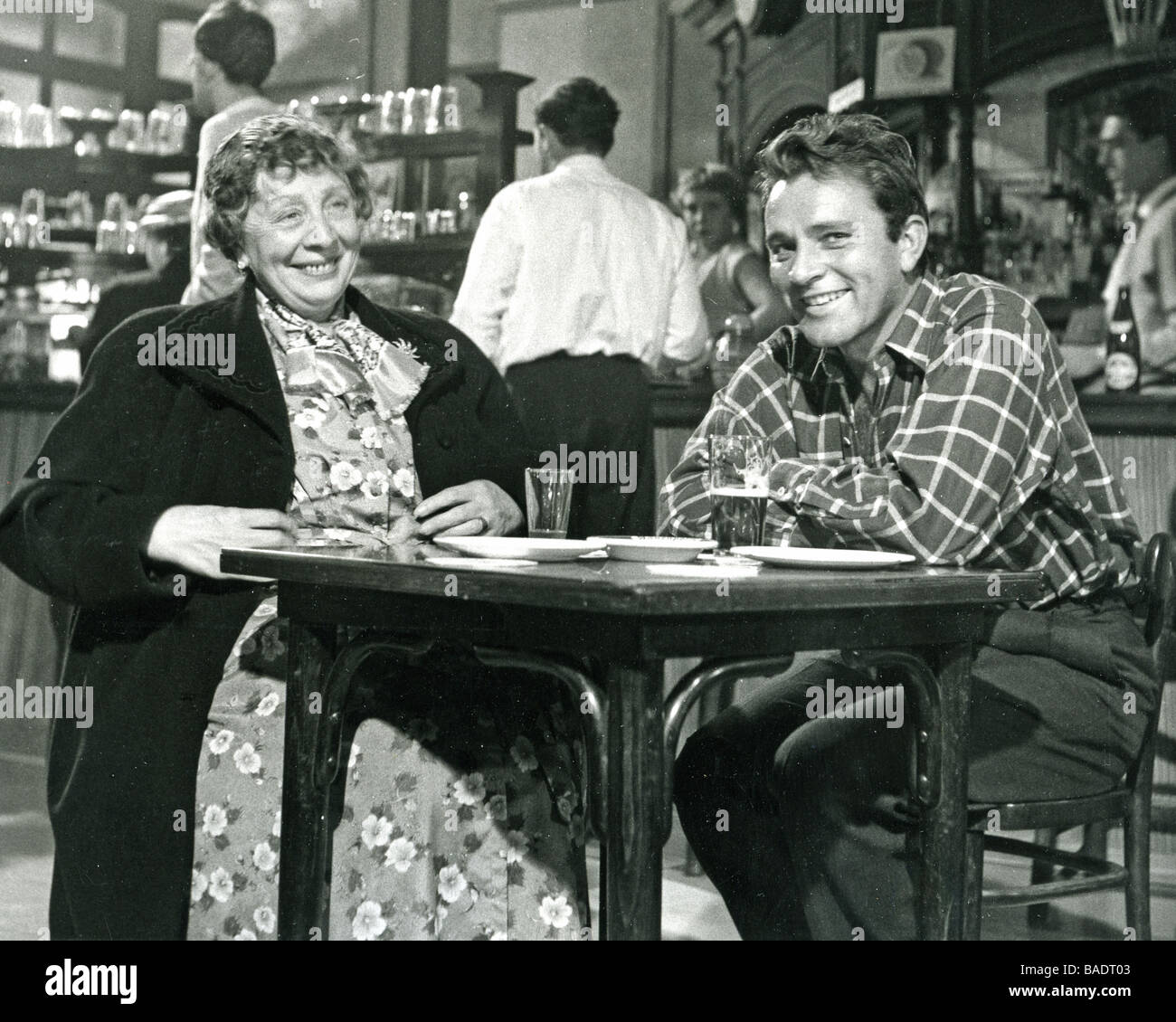 Guardare indietro con rabbia 1959 ABP film con Richard Burton e Edith Evans durante una pausa nelle riprese Foto Stock