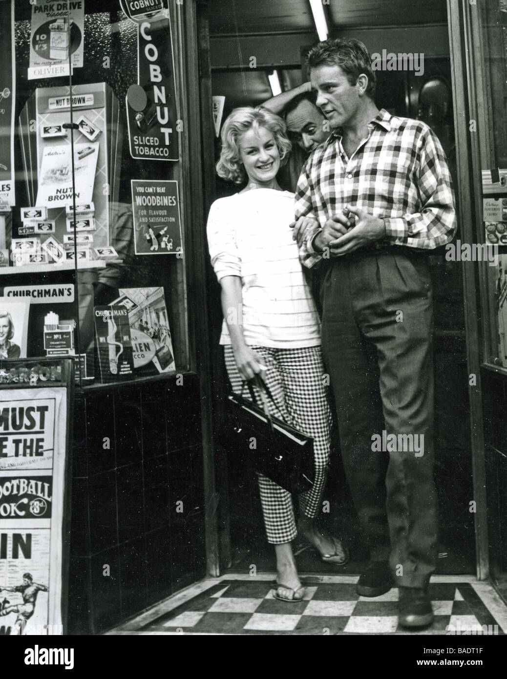 Guardare indietro con rabbia 1959 ABP film con Richard Burton e Maria Ure visto qui durante una pausa nelle riprese Foto Stock