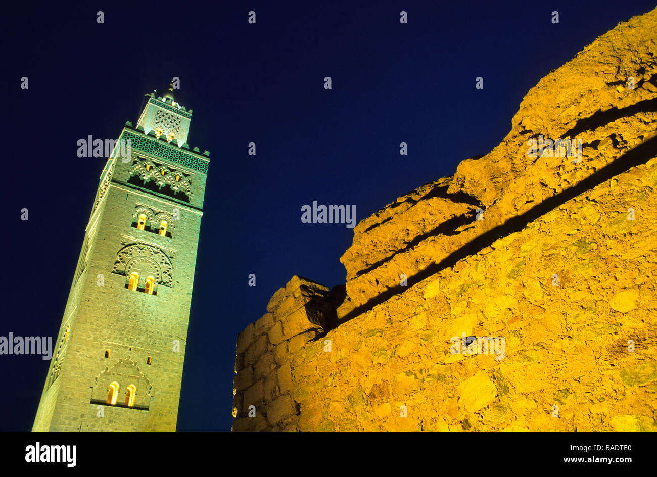 Il Marocco Marrakech città imperiale, il minareto della Koutoubia moquée notte classificato come patrimonio mondiale dall' UNESCO Foto Stock