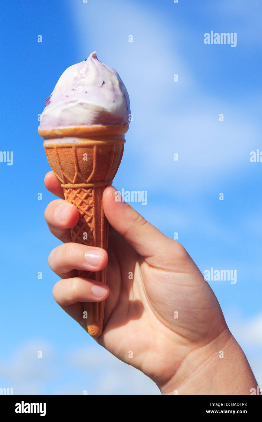 Ice Cream cornet cono con Cielo di estate blu Foto Stock