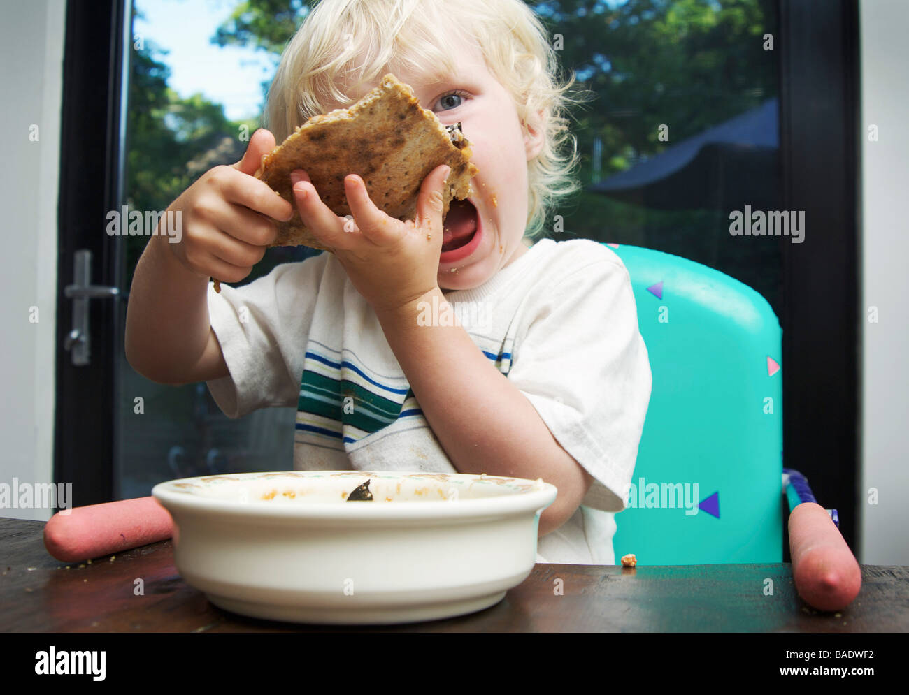 Little Boy mangiare la pizza Foto Stock