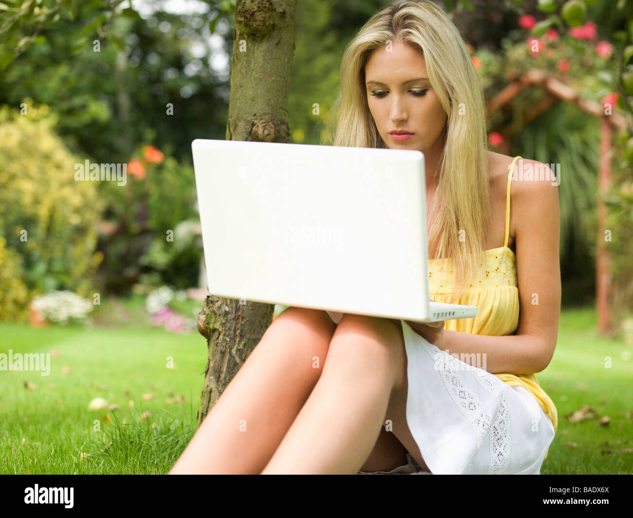 Seduta con computer lap top aperto Foto Stock